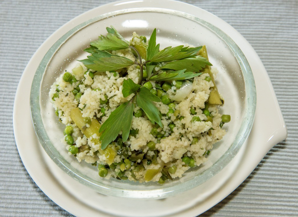 Kräuter-Couscoussalat mit grünem Spargel und Erbsen (vegan) - Veggie Table