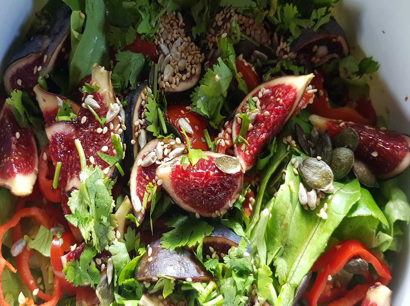 Tomaten-Kopfsalat mit frischen Feigen und Koriander (vegan) - Veggie Table